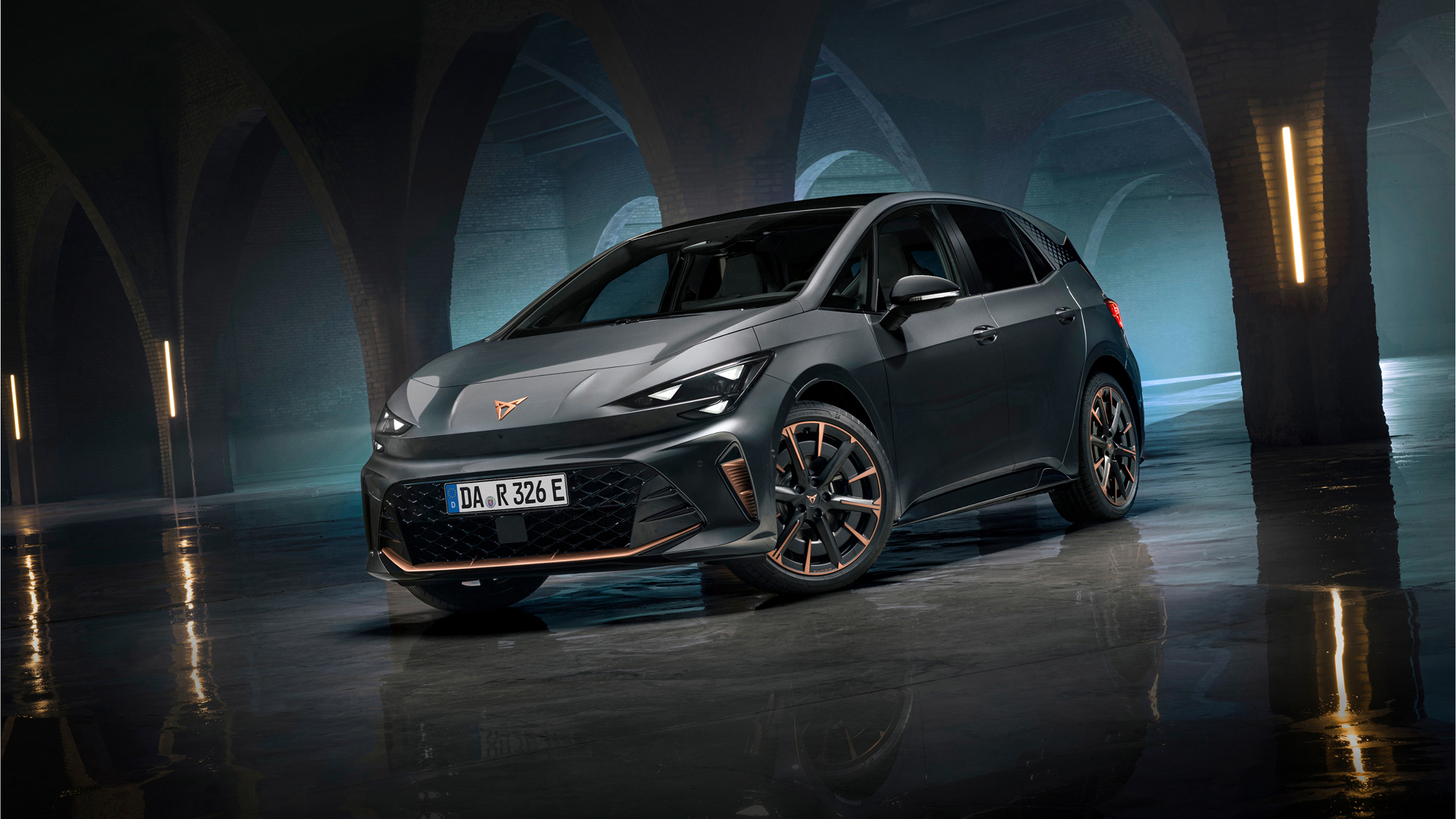 Blaues CUPRA Born Modell von schräg hinten mit 5 Jahre Garantie Logo